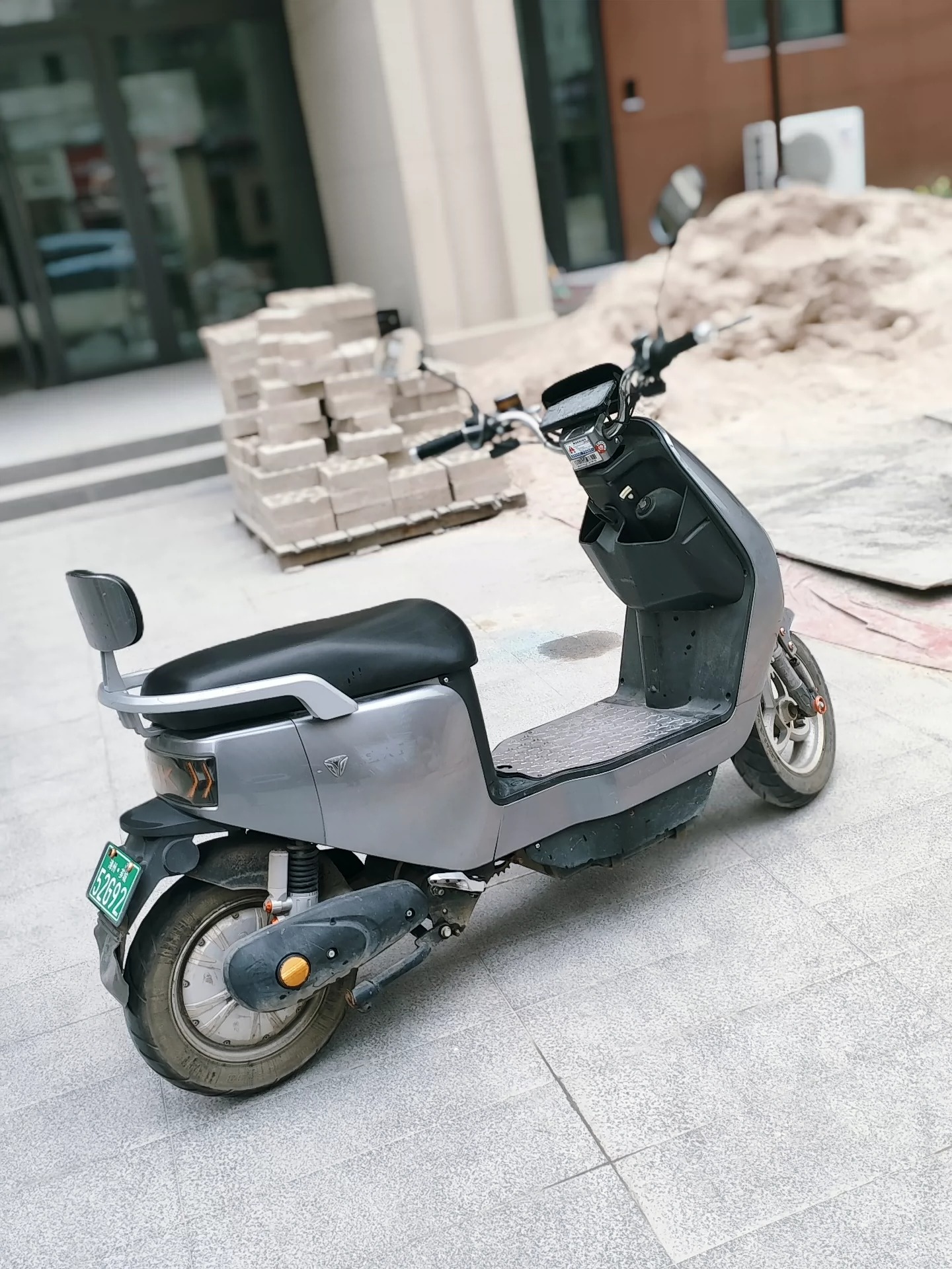 新国标电动车，满电50公里左右，6个电池，外观8成新，没有破损，正常上下班骑，功能正常，没有小毛病，非常的好骑，离开漳州 一直停在地库 转给有需要的人，可以写转